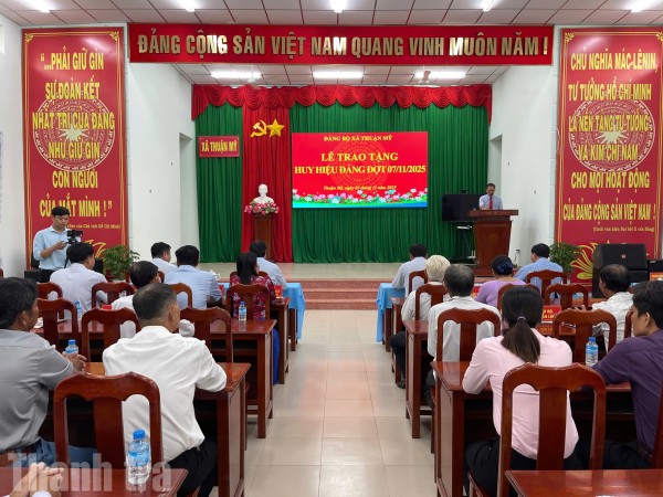 Chánh Thanh tra tỉnh Tây Ninh trao Huy hiệu Đảng cho các đảng viên tiêu biểu xã Thuận Mỹ