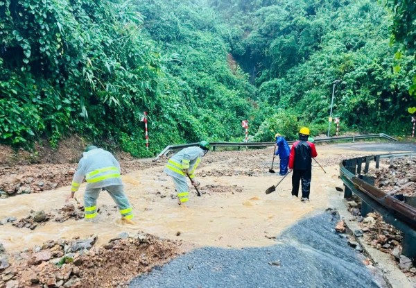 Khẩn trương xử lý 37 điểm ngập nước, sạt lở gây ách tắc giao thông tại miền Trung