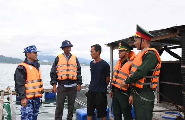 Hải đoàn 32 tuyên truyền, hướng dẫn ngư dân Khánh Hòa ứng phó bão số 13