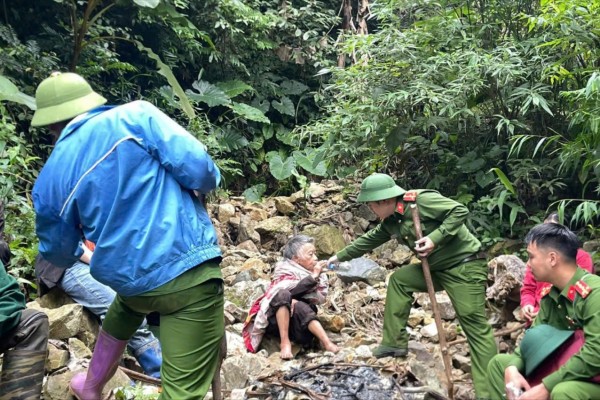 Lào Cai: Tìm thấy cụ bà 86 tuổi sau 2 ngày đi lạc trong rừng