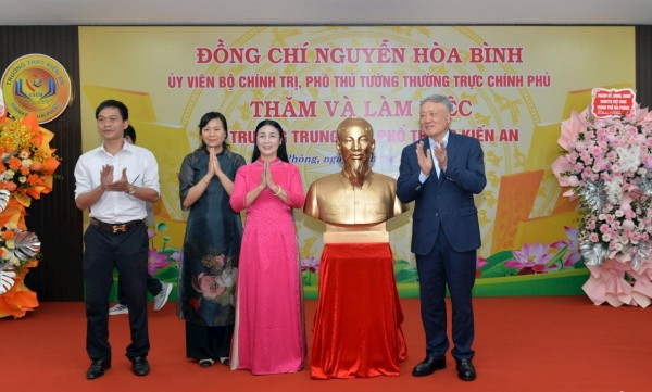 Phó Thủ tướng Thường trực Chính phủ Nguyễn Hòa Bình thăm và tặng Trường THPT Kiến An phòng học thông minh