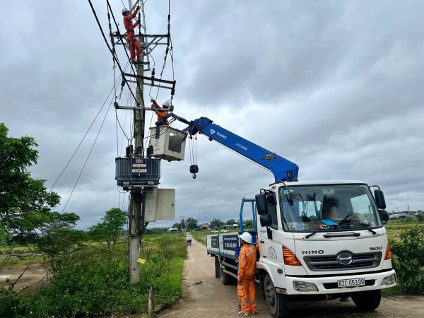 Cấp điện trở lại cho hơn 555.000 khách hàng miền Trung – Tây Nguyên sau bão số 13