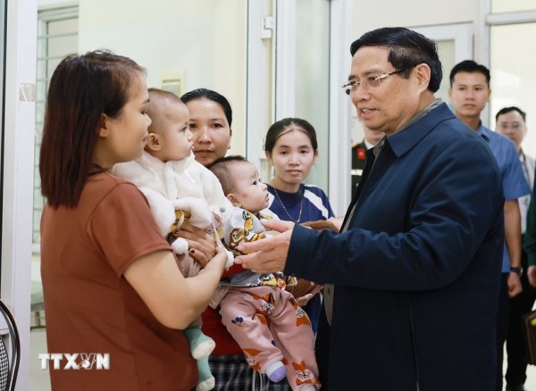 Thủ tướng thăm, động viên cán bộ, Nhân dân, lực lượng vũ trang xã biên giới Yên Khương