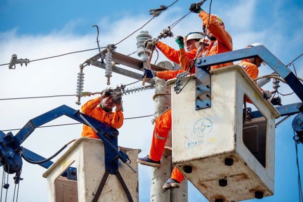 Cấp điện trở lại cho gần 1,4 triệu khách hàng miền Trung – Tây Nguyên sau bão số 13