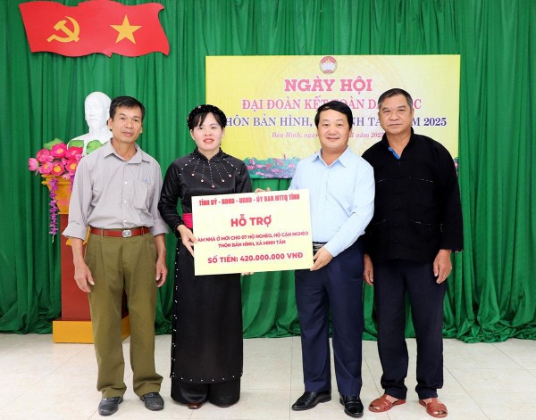 Bí thư Tỉnh ủy Tuyên Quang dự ngày hội Đại đoàn kết với Nhân dân thôn Bản Hình, xã Minh Tân