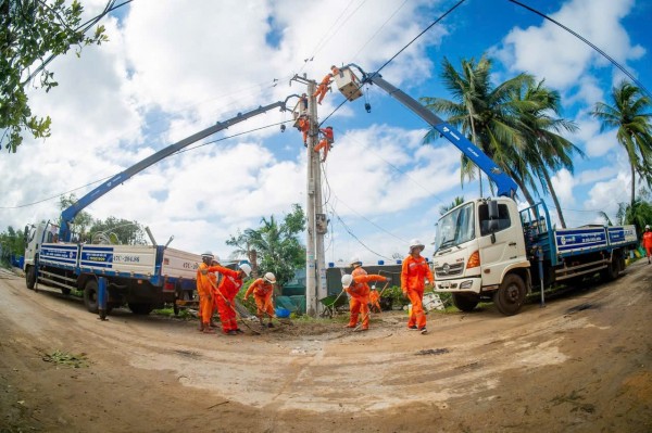 Cấp điện cho hơn 1,49 triệu khách hàng bị ảnh hưởng do bão số 13