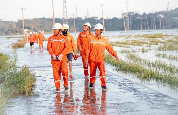 Cấp điện trở lại cho 96% khách hàng bị ảnh hưởng do bão số 13