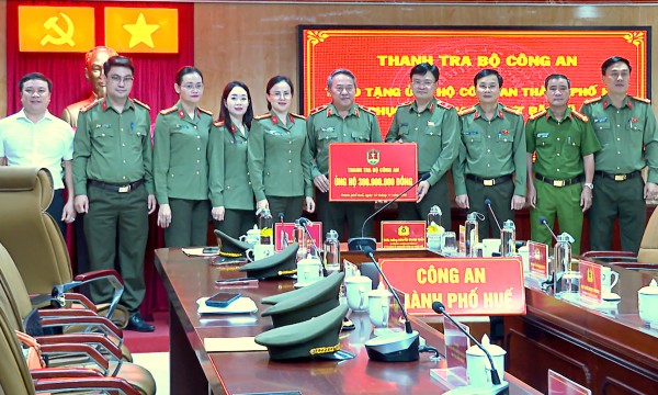 Thanh tra Bộ Công an tặng quà, hỗ trợ cán bộ, chiến sĩ và Nhân dân vùng lũ Huế