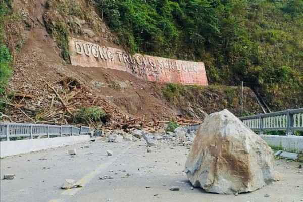 Bộ Xây dựng công bố tình huống khẩn cấp trên tuyến quốc lộ 1, đường Trường Sơn Đông