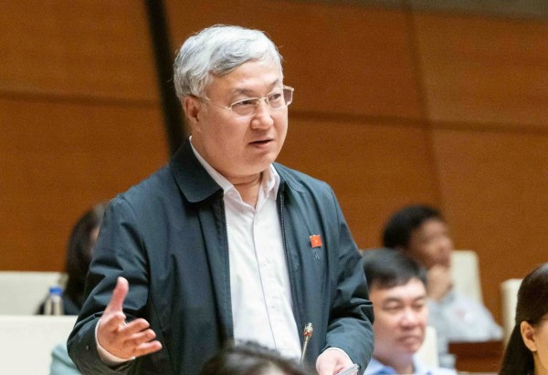 Tranh luận viên chức có được “chân trong, chân ngoài”?