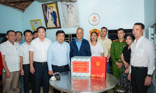 Phó Thủ tướng Nguyễn Chí Dũng thăm, động viên người dân vùng lũ Huế