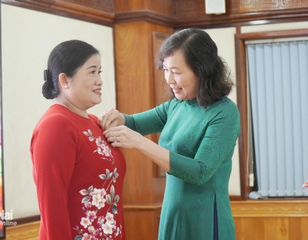 Trao tặng Huy hiệu 30 năm tuổi Đảng cho nguyên Chủ tịch UBND tỉnh Bình Phước (cũ) Trần Tuệ Hiền