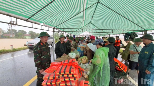 Hỗ trợ khẩn cấp 700 tỷ đồng cho 4 tỉnh, thành miền Trung khắc phục hậu quả thiên tai