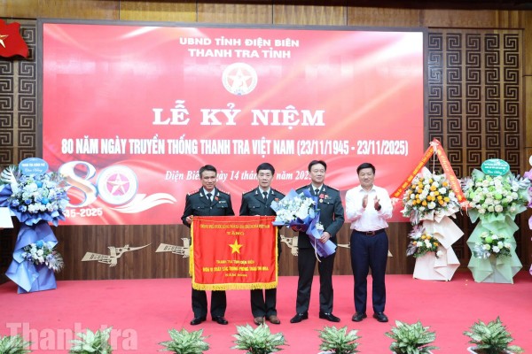 Thanh tra tỉnh Điện Biên đón nhận Cờ thi đua của Chính phủ nhân kỷ niệm Ngày Truyền thống