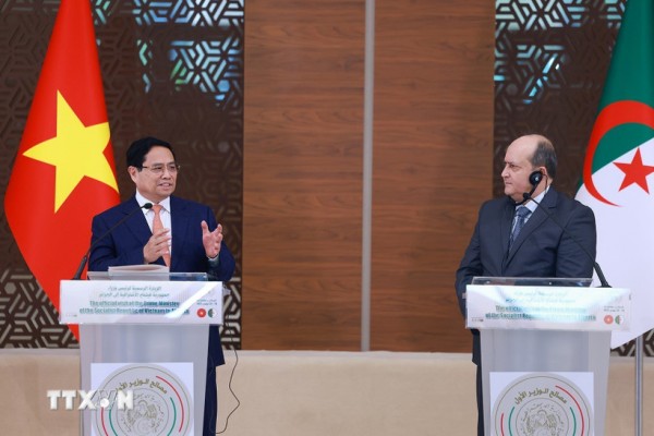 Thủ tướng Phạm Minh Chính và Thủ tướng Algeria Sifi Ghrieb gặp gỡ báo chí sau hội đàm