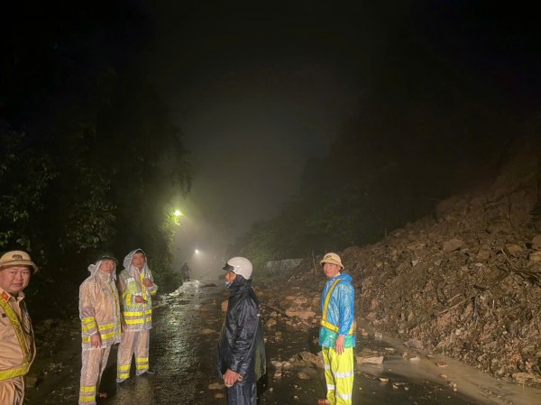 Cảnh sát giao thông Đắk Lắk căng mình giữa mưa lũ: Điều tiết giao thông, cứu trợ dân trong vùng nguy hiểm