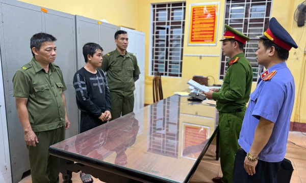 Bắt phụ huynh giật dây chuyền của bé gái lớp 1 trong sân trường