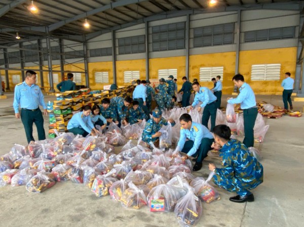 Sẵn sàng triển khai trực thăng cứu trợ đồng bào vùng lũ miền Trung