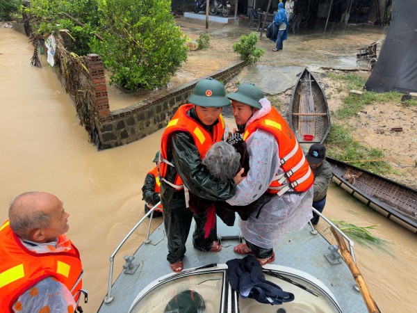 Lữ đoàn 572: Vượt lũ, giải cứu người dân thoát khỏi vùng cô lập
