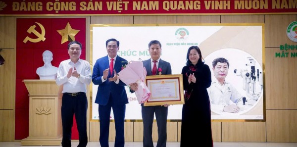 Chủ tịch UBND tỉnh Nghệ An tặng hoa chúc mừng tân Phó Giáo sư Trần Tất Thắng