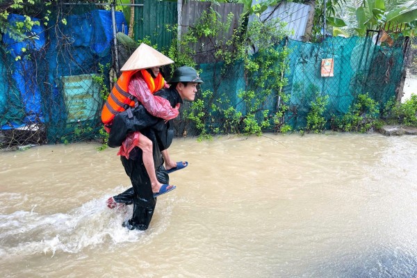 Nơi tâm lũ, màu áo lính thắp lên niềm tin cho người dân
