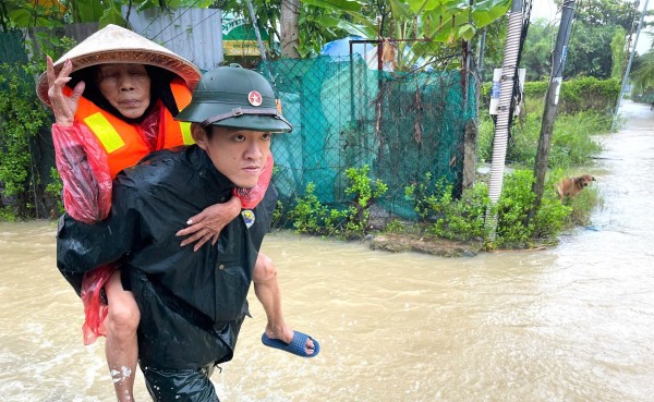 Quân đội huy động tối đa lực lượng tiếp cận vùng ngập sâu tại Khánh Hòa, Đắk Lắk, Gia Lai
