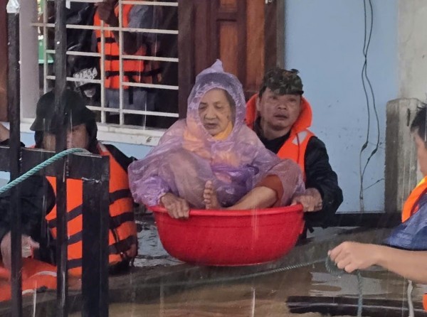 Cán bộ, chiến sĩ xuyên đêm cứu trợ người dân với tinh thần “đến sớm nhất – rời muộn nhất”