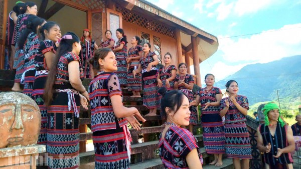 Lễ vào nhà Roong mới của người Tà Ôi: Vòng mặt trời và ngọn lửa cộng đồng