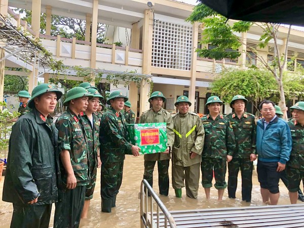 Thượng tướng Trương Thiên Tô thăm hỏi, trao quà hỗ trợ người dân vùng lũ