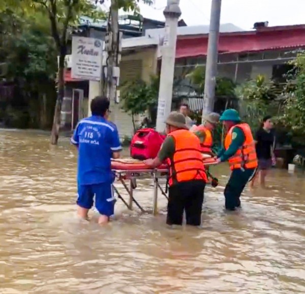 Bộ Y tế: Tổ chức trực 24/24h, sẵn sàng thu dung cấp cứu cho nạn nhân do mưa lũ gây ra