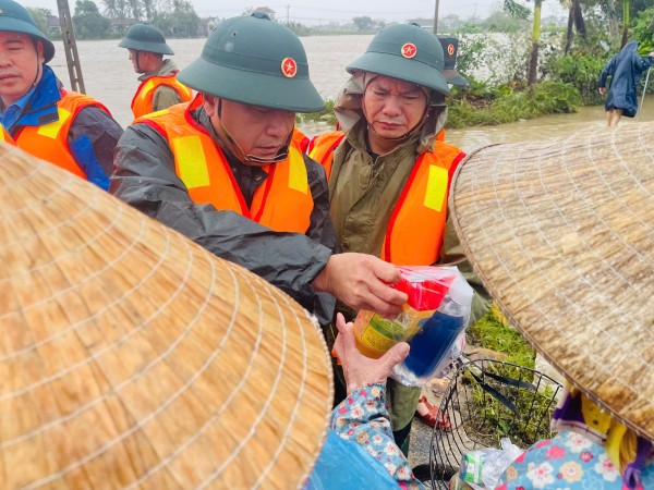 Xuất cấp 15 tấn lương khô hỗ trợ khẩn cấp cho người dân vùng lũ