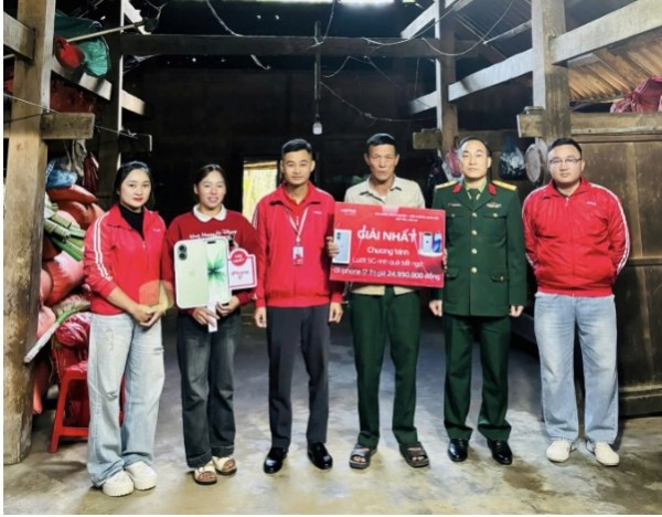 Viettel trao thưởng iPhone 17 cho người đàn ông báo công an vì sợ bị lừa