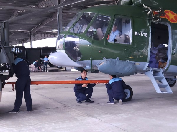 Trực thăng vận chuyển 3 tấn hàng cứu trợ đồng bào vùng lũ bị cô lập