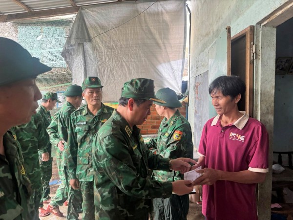 Không để người dân đơn độc giữa lũ dữ