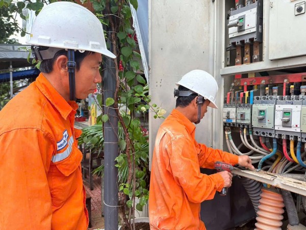 Hơn 1 triệu khách hàng đã được cấp điện trở lại sau ngập lũ tại miền Trung – Tây Nguyên