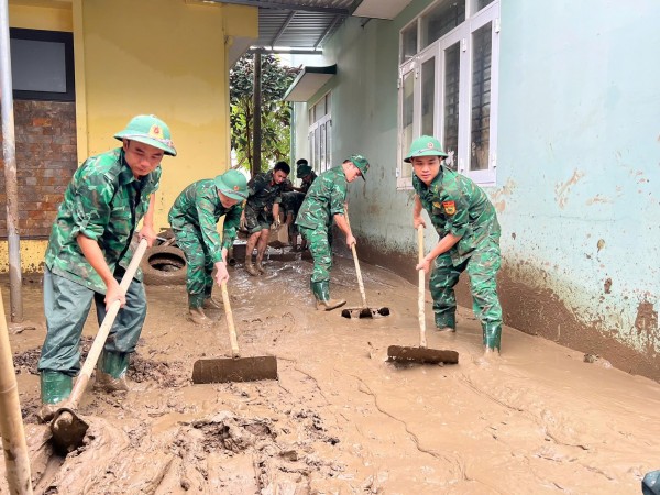 Bộ đội Biên phòng nỗ lực ngày đêm hỗ trợ người dân giữa lũ dữ