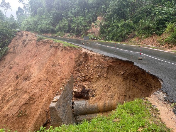 Đà Nẵng: Sạt lở tái diễn gây cản trở giao thông tại các xã vùng cao